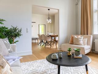 Sanders Shield - 3 bedroom apartment with balcony - 5