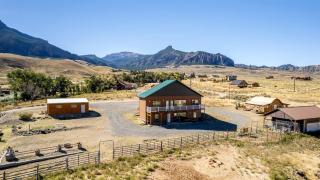 Dog-Friendly Cabin with Panoramic Mountain Views in Wyoming - 3