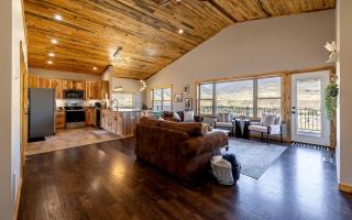 Dog-Friendly Cabin with Panoramic Mountain Views in Wyoming - Wapiti - 1