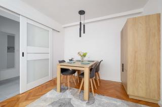 Classic Apartment Grażyńskiego Katowice Near Spodek by Noclegi Renters - Katowice - 6