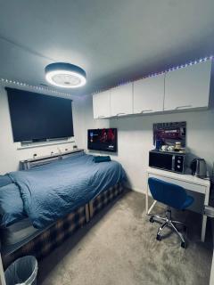 Room 3 minute drive from Luton Airport - 2