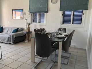 Stylish 3BR apt - modern decor balcony & pool - close to the beach and amenities - Paphos - 0
