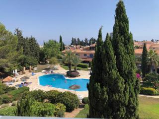 Stylish 3BR apt - modern decor balcony & pool - close to the beach and amenities - Paphos - 8