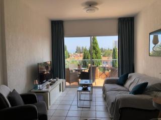 Stylish 3BR apt - modern decor balcony & pool - close to the beach and amenities - 3