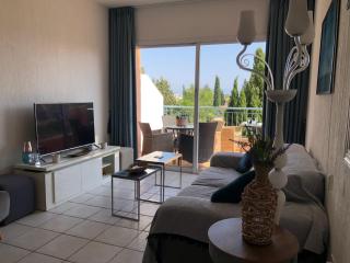 Stylish 3BR apt - modern decor balcony & pool - close to the beach and amenities - Paphos - 2