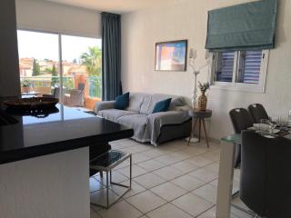 Stylish 3BR apt - modern decor balcony & pool - close to the beach and amenities - Paphos - 1