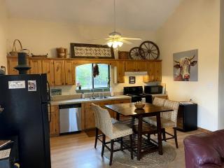 Amazing Texas Glamping Destination: Gorgeous Cabin with Valley Views in Wimberley - Wimberley - 7