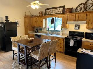 Amazing Texas Glamping Destination: Gorgeous Cabin with Valley Views in Wimberley - Wimberley - 6