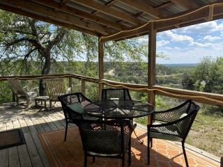 Amazing Texas Glamping Destination: Gorgeous Cabin with Valley Views in Wimberley - Wimberley - 2