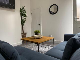 ResiLets - NEW 3 Bed Apt, Sleeps 5, Town Centre, Ideal for contractors, holidaymakers, Professional Short Stay - 6