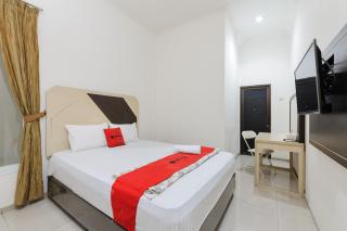 RedDoorz at Jatiwaringin near Exit Toll Pondok Gede - - 0