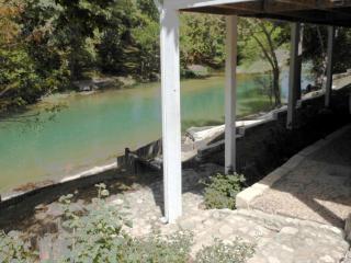 Riverfront Cabin Rental near Canyon Lake in New Braunfels, Texas - New Braunfels - 8