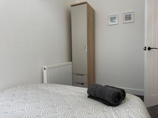 ResiLets - NEW 3 Bed Apt, Sleeps 5, Town Centre, Ideal for contractors, holidaymakers, Professional Short Stay - 1