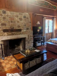 Idyllic Family Cabin with a Private Beach for a Getaway from Akron, Ohio - Wooster - 1