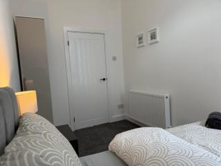 ResiLets - NEW 3 Bed Apt, Sleeps 5, Town Centre, Ideal for contractors, holidaymakers, Professional Short Stay - 4