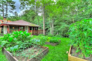 Cozy and Secluded Cabin with a Fireplace in the Poconos Mountains of Pennsylvania - Canadensis - 9
