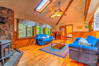 Cozy and Secluded Cabin with a Fireplace in the Poconos Mountains of Pennsylvania - Canadensis - 6