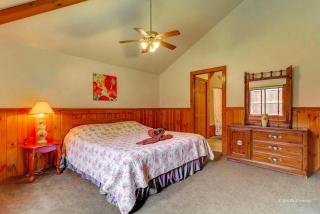 Cozy and Secluded Cabin with a Fireplace in the Poconos Mountains of Pennsylvania - Canadensis - 4