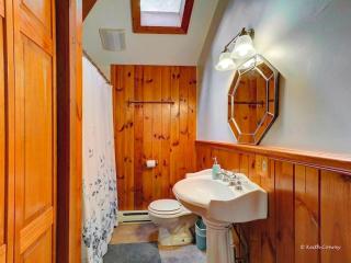 Cozy and Secluded Cabin with a Fireplace in the Poconos Mountains of Pennsylvania - Canadensis - 3