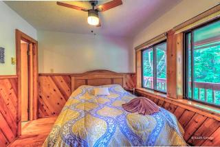 Cozy and Secluded Cabin with a Fireplace in the Poconos Mountains of Pennsylvania - Canadensis - 2