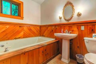 Traditional Wooden Cabin Rental in the Poconos, Pennsylvania - Canadensis - 2