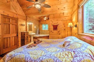 Idyllic Log Cabin Rental with a Porch in the Poconos of Pennsylvania - Canadensis - 4