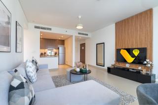 Vogue Vacation Homes, Marina 52-42 Towers near Ain Dubai and JBR Beach, Two Bedroom Apartment with Balcony Canal and Skyline views, Access to all Amenities - 1