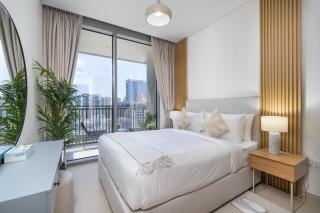 Vogue Vacation Homes, Marina 52-42 Towers near Ain Dubai and JBR Beach, Two Bedroom Apartment with Balcony Canal and Skyline views, Access to all Amenities - 6