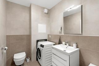 Shiny Stay with Balcony & Private Parking - Koliba - 5