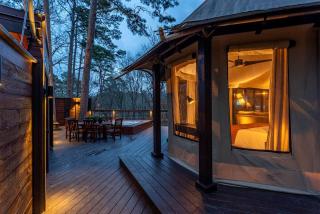 Serenity for Friends: Luxe Tented Cabin and Hot Tub Delight in Hot Springs, AR - Lake Hamilton - 9
