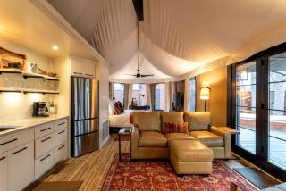 Serenity for Friends: Luxe Tented Cabin and Hot Tub Delight in Hot Springs, AR - Lake Hamilton - 4