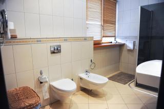 Rooftop Charm Stylish 2BDR Steps from Town Hall - Vilnius - 4