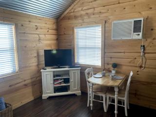 Rustic Dog-Friendly Cabin with Private Deck and Hot-Tub in Texas - Wimberley - 4