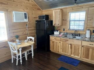 Rustic Dog-Friendly Cabin with Private Deck and Hot-Tub in Texas - Wimberley - 3
