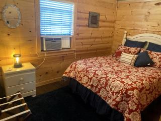 Rustic Dog-Friendly Cabin with Private Deck and Hot-Tub in Texas - Wimberley - 2