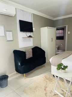 M2B guest lodge - Mahikeng - 7
