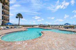 Beachfront 3 Bed, 3 Bath Condo, Balcony & Pool - Daytona Beach Shores - 4