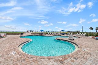 Beachfront 3 Bed, 3 Bath Condo, Balcony & Pool - Daytona Beach Shores - 3