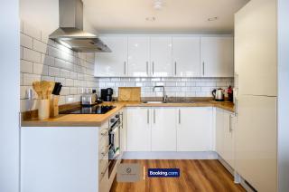 2 Bedroom Apartment By Paul & Malin Properties Short Lets & Serviced Accommodation Stretford With Free WiFi & Gym Access - Manchester - 5