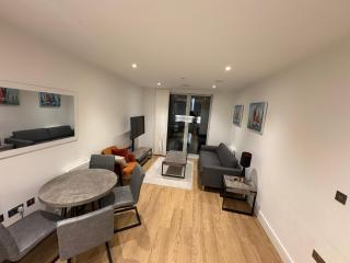 Cosy 2 bed 2 bath with Netflix views Balcony - 6