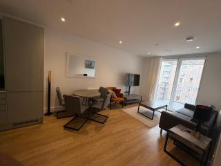 Cosy 2 bed 2 bath with Netflix views Balcony - 1
