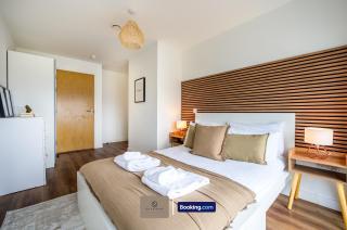 2 Bedroom Apartment By Paul & Malin Properties Short Lets & Serviced Accommodation Stretford With Free WiFi & Gym Access - Manchester - 4