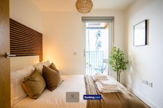 2 Bedroom Apartment By Paul & Malin Properties Short Lets & Serviced Accommodation Stretford With Free WiFi & Gym Access - Manchester - 1