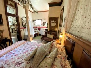 Rustic Victorian-Style Cottage Rental with Clawfoot Bathtub on Hamilton Creek, Texas - Marble Falls - 0