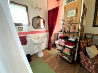 Rustic Victorian-Style Cottage Rental with Clawfoot Bathtub on Hamilton Creek, Texas - Marble Falls - 9