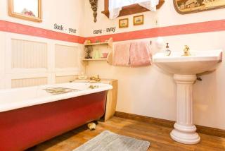 Rustic Victorian-Style Cottage Rental with Clawfoot Bathtub on Hamilton Creek, Texas - Marble Falls - 6
