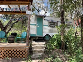 Marble Falls Retro Caravan Glamping: Your Vintage Getaway Awaits - Marble Falls - 0