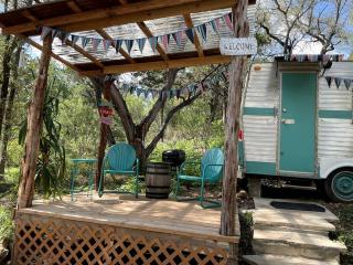 Marble Falls Retro Caravan Glamping: Your Vintage Getaway Awaits - Marble Falls - 9