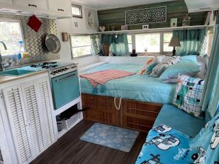 Marble Falls Retro Caravan Glamping: Your Vintage Getaway Awaits - Marble Falls - 6