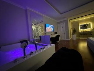 Lunarist Luxury Jacuzzi Suites - Blloku Tirana Prime Location - 1